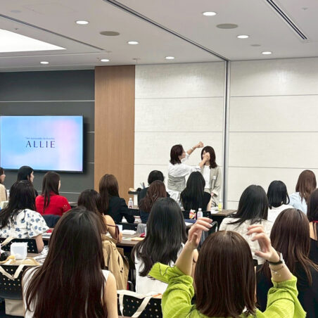 長井かおりが「スーパーバイラーズ Meet Up 2025」にゲスト出演し、アリィーの製品を使ったデモンストレーションを行いました。
