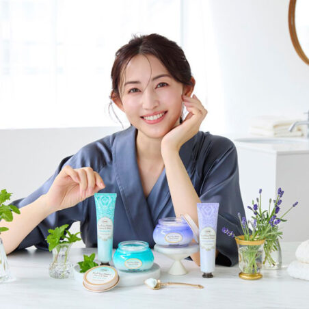 美的.comにて、金澤美保がヘアメイク担当をした SABON「あの名スクラブがさらに進化！ 新フェイスポリッシャーで、肌も心も満たすうるすべ夏肌作りを」（PR）が公開されました。